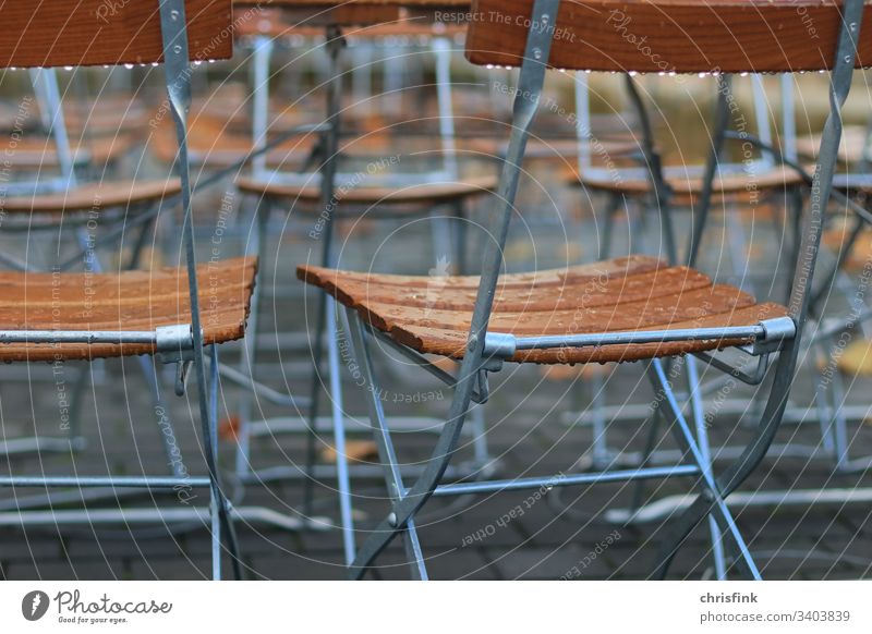 Klappstühle im Restaurant im Regen stuhl klappstuhl restaurant regen kneipe gaststätte sitzen essen trinken pause regentropfen nass feucht frühling herbst