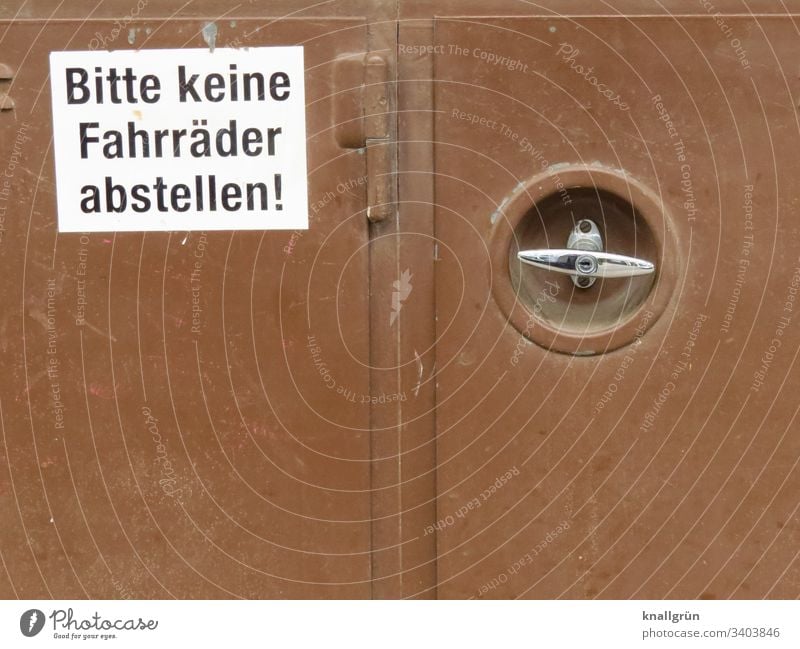 braune Mülltonnenbox mit Hinweisschild „Bitte keine Fahrräder abstellen!“ Kommunizieren Schilder & Markierungen Farbfoto Menschenleer Textfreiraum unten