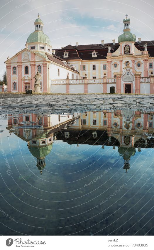 Abtei Gebäude alt historisch Kloster Hauptgebäude Fassade Barock verziert Portal Eingang Dach Fenster vornehm reich Himmel bewölkt Pfütze Spiegelung Haus