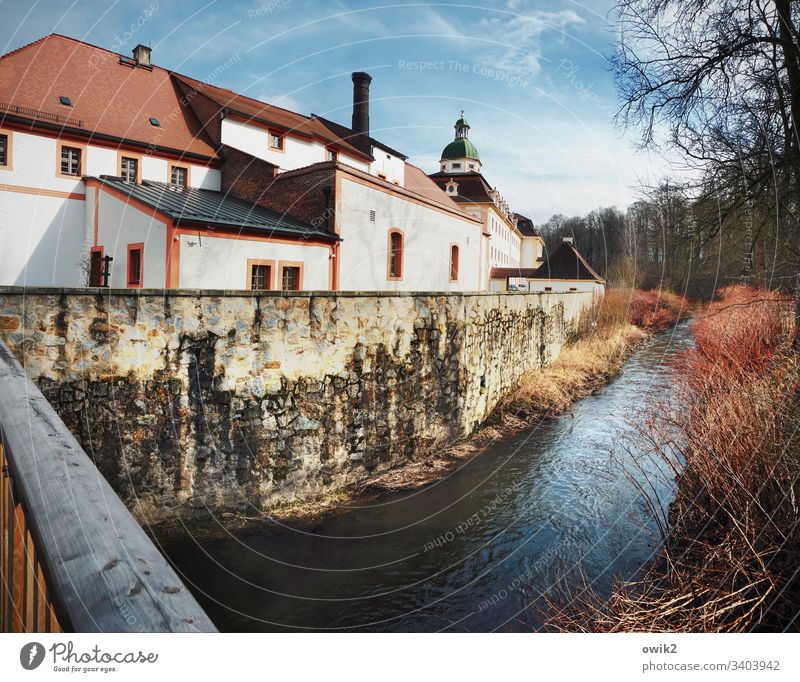 Altes Kloster an der Neiße Sachsen Schlesien Bauwerk Abtei Kirche Kirchturmspitze Fluss Grenze Ostdeutschland Grenzfluss Brücke Brückengeländer Himmel