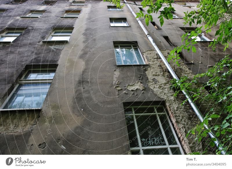 Hinterhof Berlin Prenzlauer Berg Stadt Hauptstadt Stadtzentrum Altstadt Außenaufnahme Menschenleer Tag Farbfoto Haus Altbau Fenster Bauwerk Vergänglichkeit