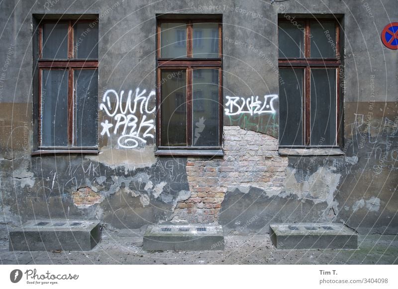 Drei Fenster zum Hof Architektur Haus Fassade Menschenleer Außenaufnahme Mauer Farbfoto Stadt Altstadt Hauptstadt Stadtzentrum Gebäude Häusliches Leben