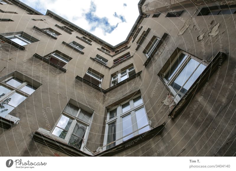 Hinterhof Berlin Haus Stadt Fenster Außenaufnahme Menschenleer Stadtzentrum Fassade Häusliches Leben Wand Hof Wohnhaus Mehrfamilienhaus Wetter Altbau Innenhof