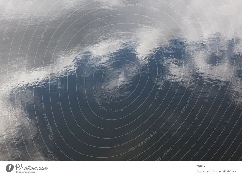 Wolken spiegeln sich im Wasser und es regnet See Spiegelung Regen Kreise Natur Menschenleer Reflexion & Spiegelung Himmel