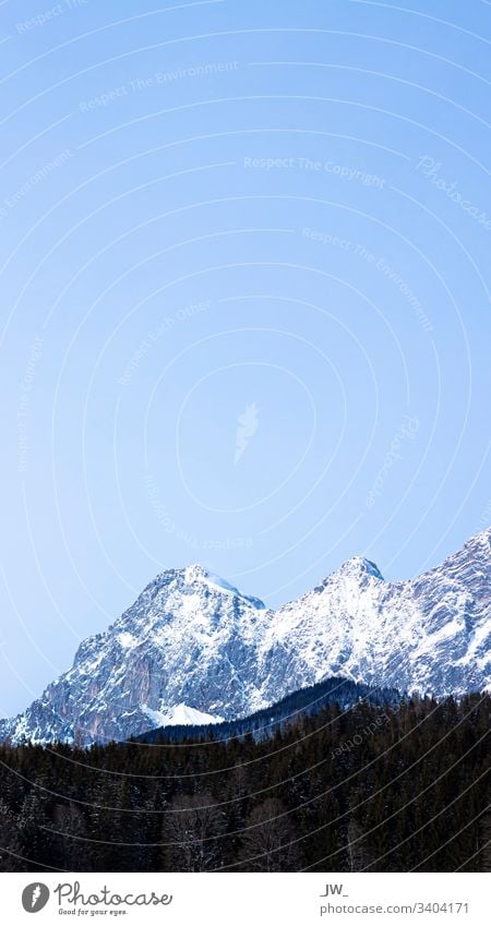 Blauer Himmel hinter Bergpanorama Natur Gebirge Berge Dachstein Schnee Winter Wald outdoor wandern kalt Landschaft baluer Himmel Außenaufnahme Menschenleer