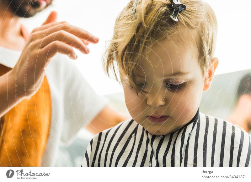 der kleine Junge in einem Friseursalon bezaubernd Baby Barbershop Schönheit blond Pflege Kaukasier Stuhl Kind Kindheit Kinder Kamm geschnitten niedlich Gesicht