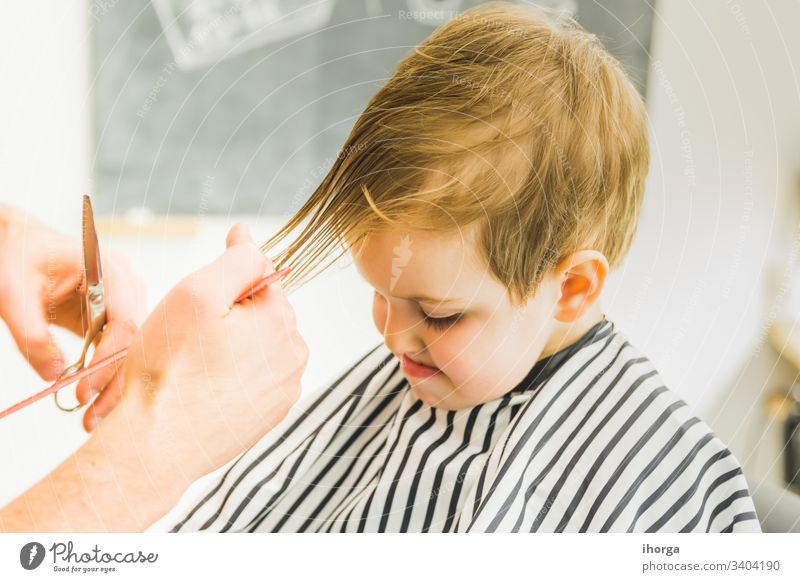 der kleine Junge in einem Friseursalon bezaubernd Baby Barbershop Schönheit blond Pflege Kaukasier Stuhl Kind Kindheit Kinder Kamm geschnitten niedlich Gesicht