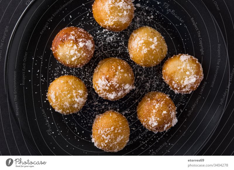 Karnevalskuchen oder buñuelos de viento für die heilige Woche auf schwarzem Hintergrund - Draufsicht Kunstgewerbler Bälle Frühstück Brötchen Weihnachten