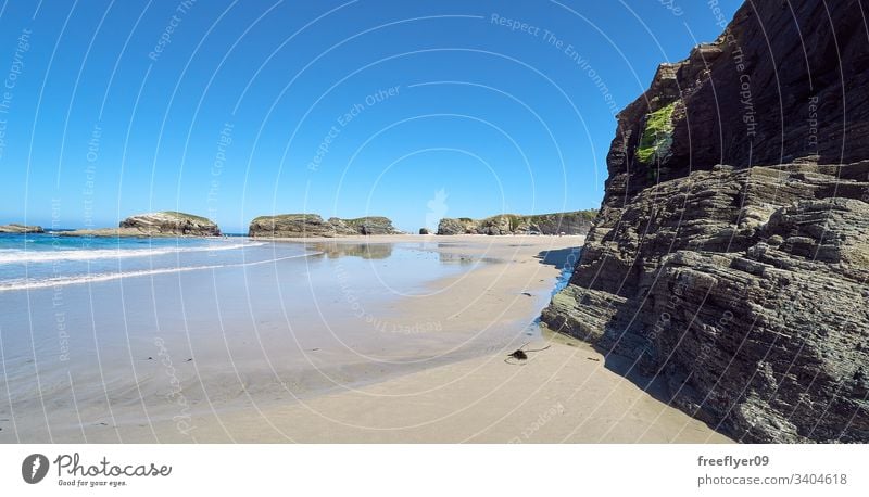 Landschaft eines Strandes mit Felsklippen in Galicien Tourismus wandern Galicia Spanien Ribadeo Castros Illas Felsen atlantisch Bucht touristisch Kathedralen