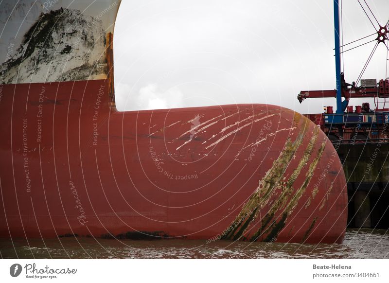 Wörtlich genommen l da blicke ich nicht mehr durch Hafen Schiff Wasser Täuschung Blickwinkel Berg Ausschnitt Vexierbild perspektivlos Menschenleer Farbfoto