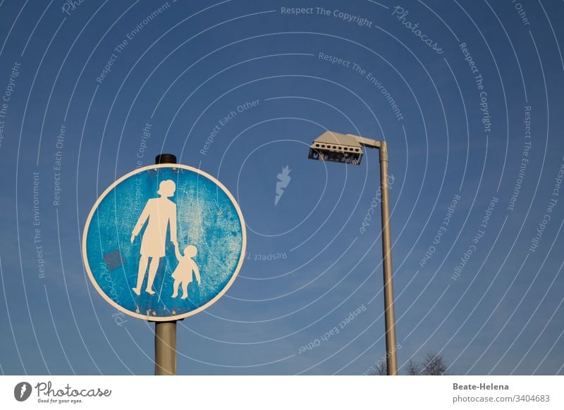 Frühling lässt sein blaues Band wieder flattern blauer Himmel wolkenlos blaues licht schönes Wetter Sonnenschein Spaziergang Verkehrsschild Straßenlaterne