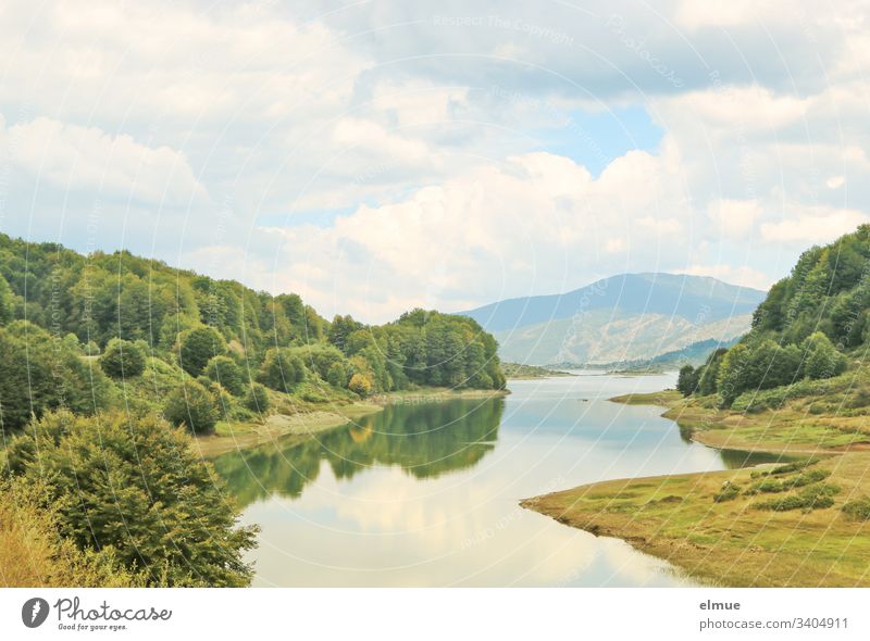 idyllische Landschaft mit Bergen und Wasser See Baum Wald Himmel Wolke relaxen Urlaub Freizeit Idylle Ferien & Urlaub & Reisen Menschenleer Sommer Seeufer