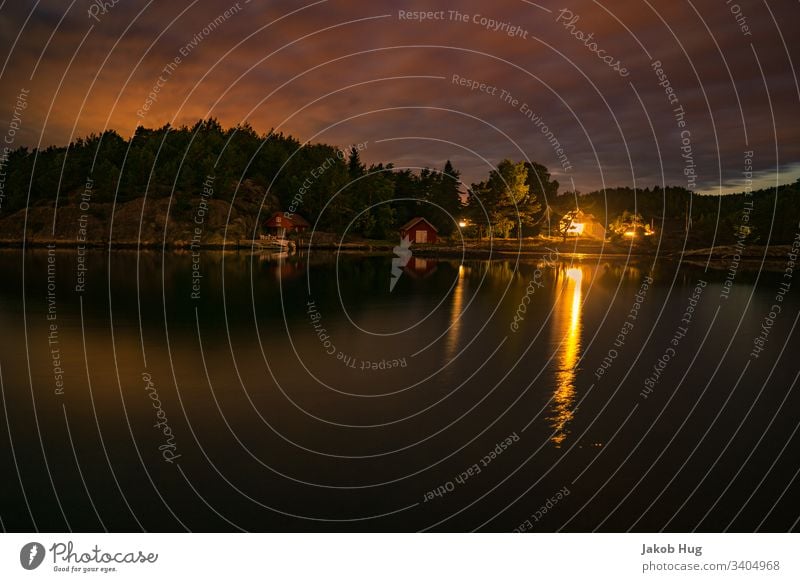 Abendrot an einem See in Norwegen mit schöner Wasserspiegelung Natur Spiegelung Spiegelung im Wasser Himmel Landschaft Fluss Sonnenaufgang Sonnenuntergang Stadt