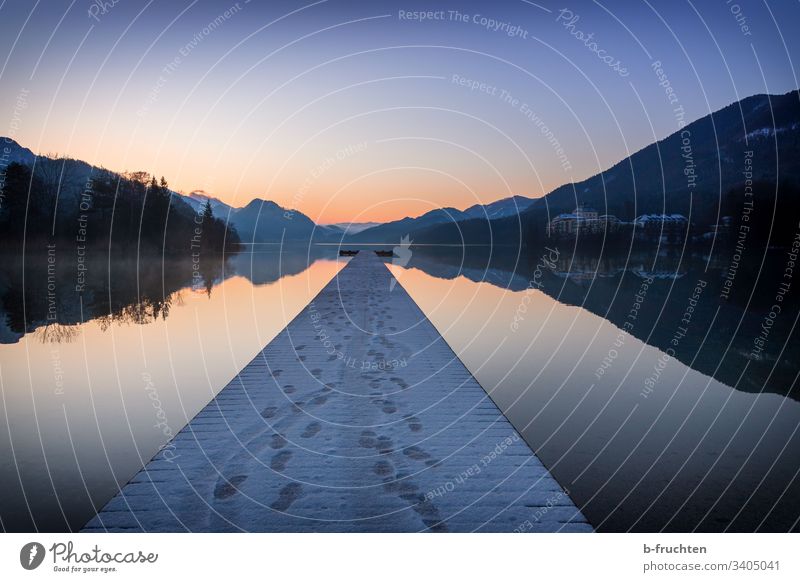 Morgendämmerung am See Ruhe Steg Holzsteg Meditation Spiegelung Fuschlsee Salzkammergut Sonnenaufgang Spuren Winter Schnee einsamkeit Landschaft Außenaufnahme