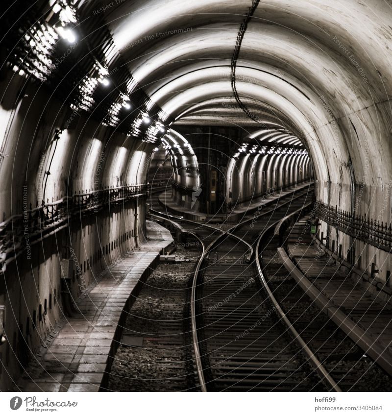 unterirdische Schienen mit Weiche schemenhaft experimentelle Exposition blau Personenverkehr Personenzug Bahnhof S-Bahn warten Wartezone Architektur