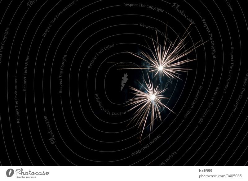 Stern Rakete am schwarzen Himmel Funken Feuerwerk Feuerball gelb Silvester u. Neujahr Nacht Silvesterrakete Jahrmarkt Volksfest Pyrotechnik Nachthimmel