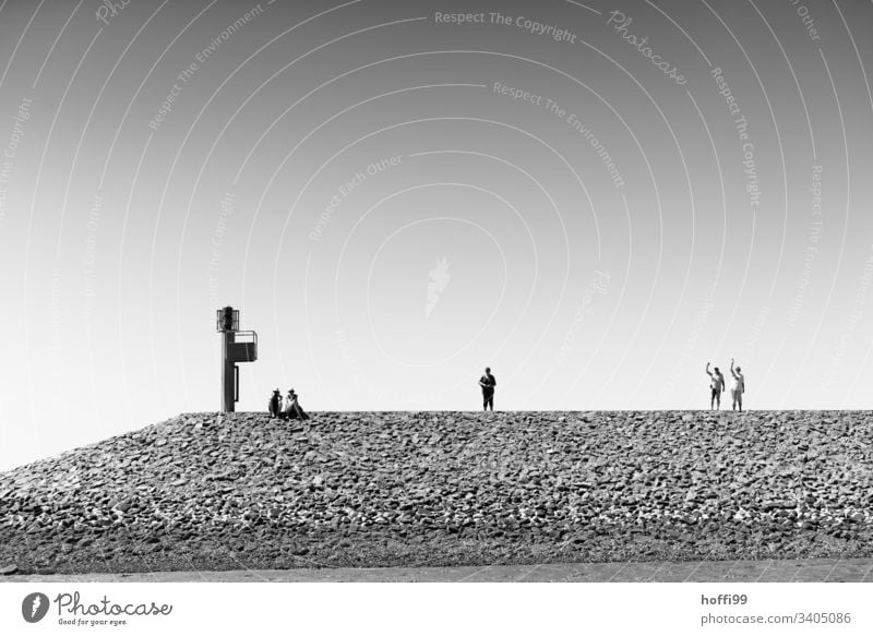 Warten und Winken auf der Mole im Hafen von Baltrum Nordsee Wasser Insel Priel natürlich maritim ruhig Ferien & Urlaub & Reisen Schönes Wetter Bucht Seezeichen