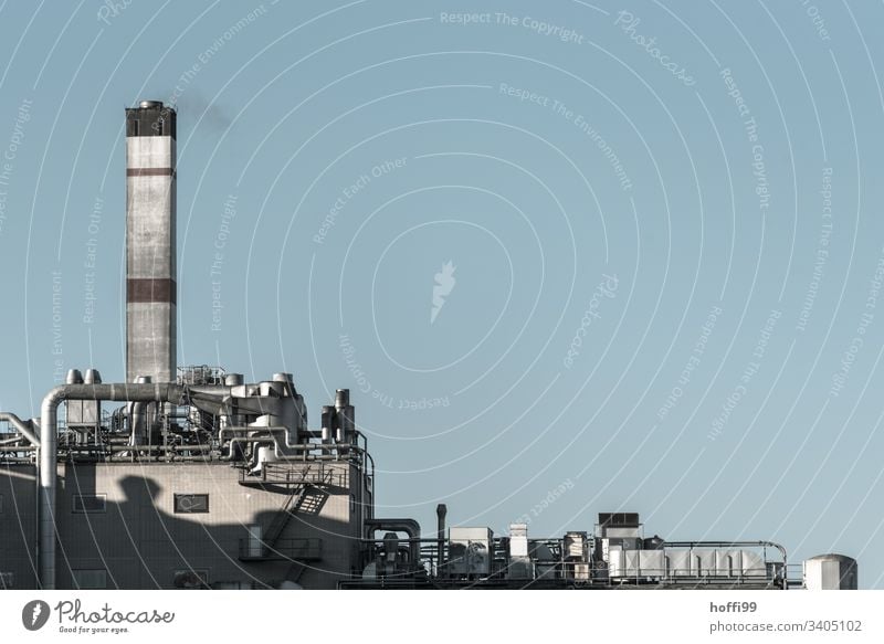Industrieanlage im Morgenlicht Umweltverschmutzung Schornstein Abluft Emmission Rohranlage Abluftklappe Abluftöffnung Abluftrohre Abluftschacht Rohrleitung