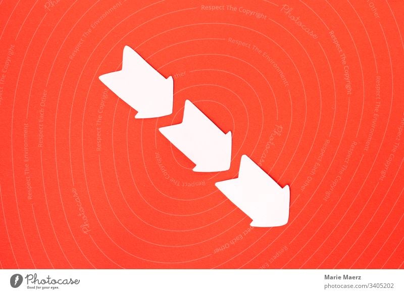 Steil bergab - Drei Pfeile aus Papier zeigen gerade nach unten eine Abwärtsentwicklung abwärts negativ Rückgang Verlust Kursverlust Negativtrend Entwicklung