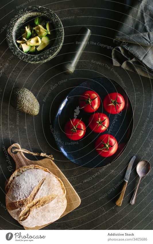 Frische Zutaten in der Nähe von Küchengeschirr Bestandteil frisch Guacamole Koch Küchengeräte Tomate Avocado Brot Serviette Minenwerfer Stössel Lebensmittel