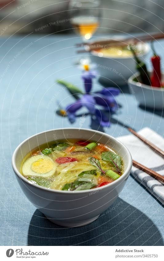 Orientalische Nudelsuppe in einem Restaurant Lebensmittel Ramen Nudeln Suppe asiatisch Chinesisch weiß Vegane Ernährung Gemüse Vegetarier gesunde Ernährung Ei