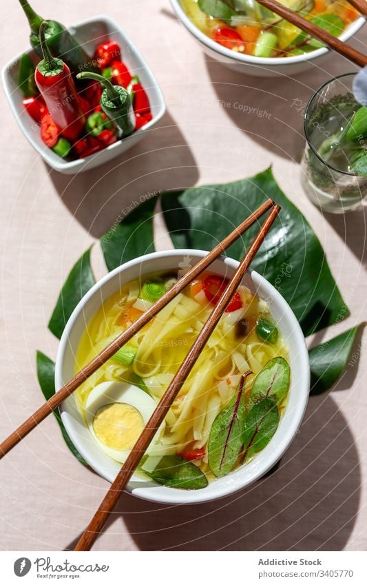 Orientalische Nudelsuppe in einem Restaurant Lebensmittel Ramen Nudeln Suppe asiatisch Chinesisch weiß Vegane Ernährung Gemüse Vegetarier gesunde Ernährung Ei