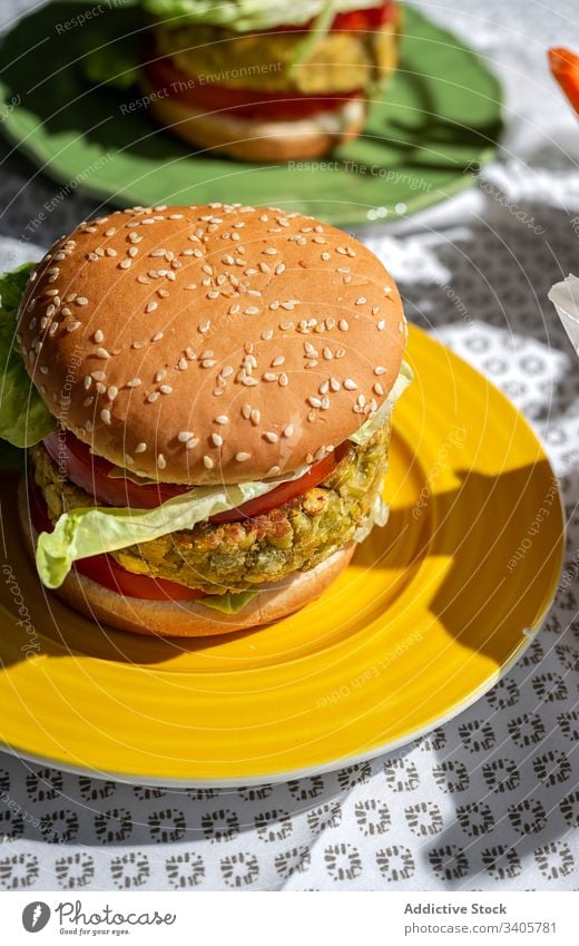 Hausgemachter veganer grüner Linsen-Burger Burger gesundes Essen vertikal Fastfood Vegane Ernährung natürlich selbstgemacht Lebensmittel Tomate Salat