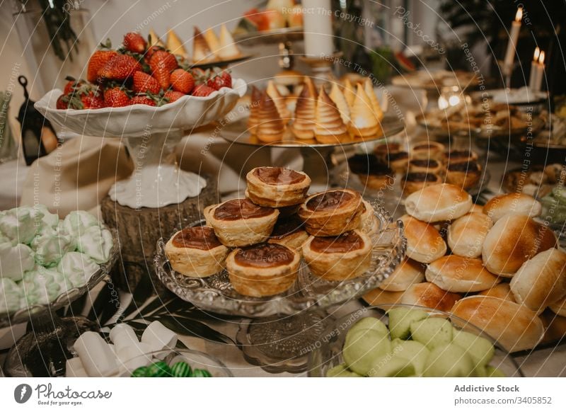 Köstliche Desserts am Banketttisch Tisch Festessen Hochzeit feiern Teller Restaurant süß Erdbeeren viele lecker geschmackvoll frisch Lebensmittel Gebäck Beeren