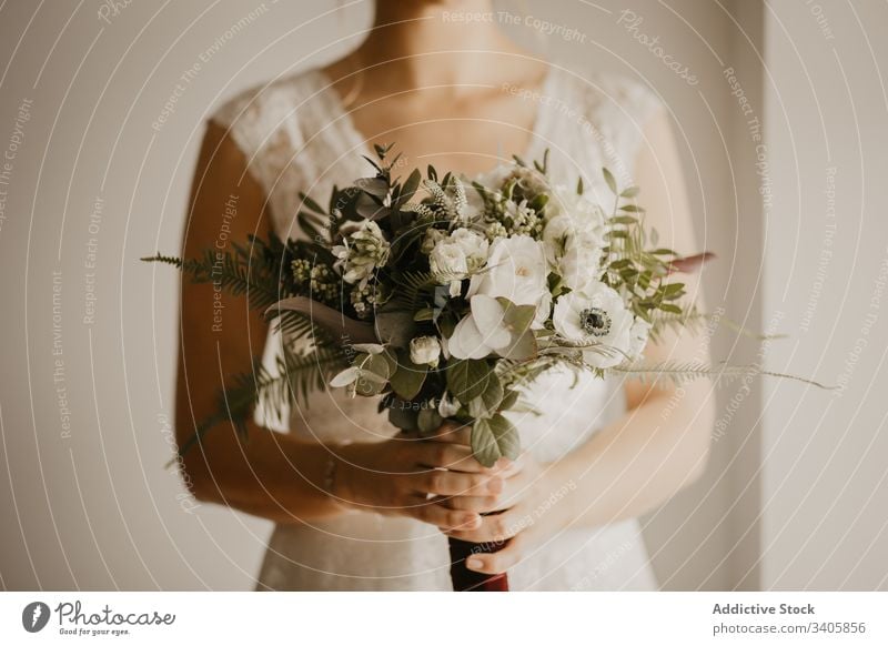 Kropfbraut mit elegantem Strauß Frau Braut Blumenstrauß Hochzeit Festakt rustikal romantisch natürlich Veranstaltung feiern Kleid Blüte Blütezeit geblümt Haufen