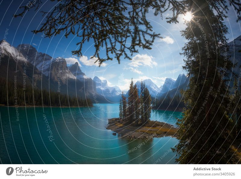 Schöner See und Felsen an einem sonnigen Tag Berge u. Gebirge Landschaft Natur Wasser Wald Baum Sonne Himmel ruhig Gelassenheit malerisch reisen Tourismus