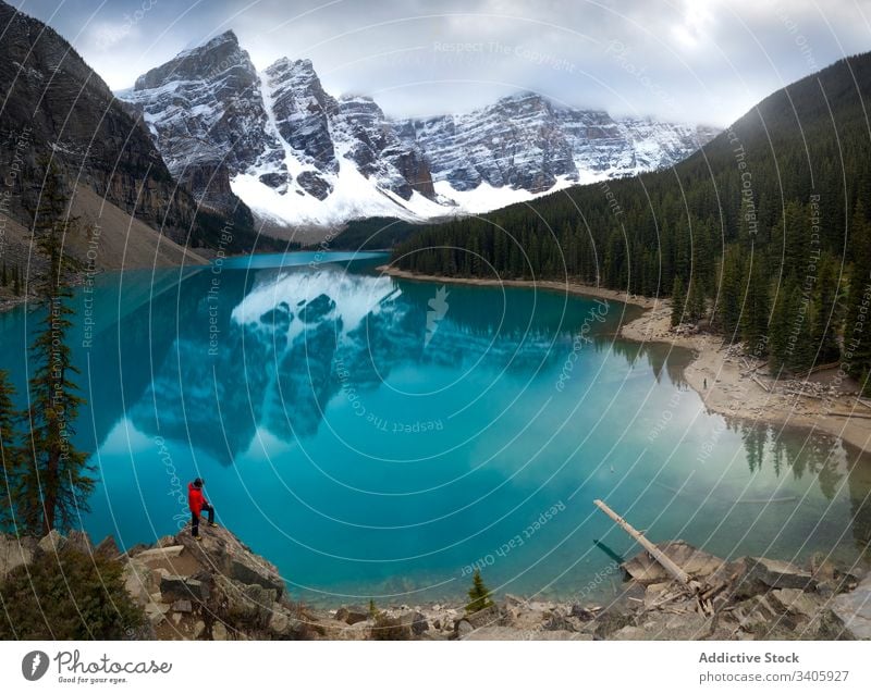 Tourist geniesst Bergseen-Landschaft See Berge u. Gebirge Schönheit Natur reisen Mann Felsen Schnee türkis Windstille ruhig Kanada Urlaub Wasser Abenteuer