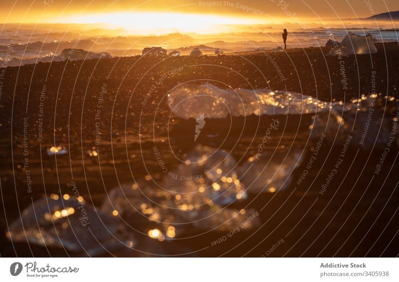 Wunderschöner Sonnenuntergang über dem Meer mit Gletschern Natur Küste Eis Landschaft Person kalt Silhouette Frost Abend malerisch gefroren Wasser wild Umwelt