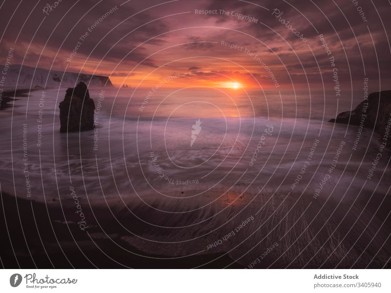 Malerischer Sonnenuntergang über felsiger Meeresküste MEER Felsen Wasser Natur Landschaft Abend Ufer Küste kalt Eis Schnee Island malerisch Himmel wolkig reisen