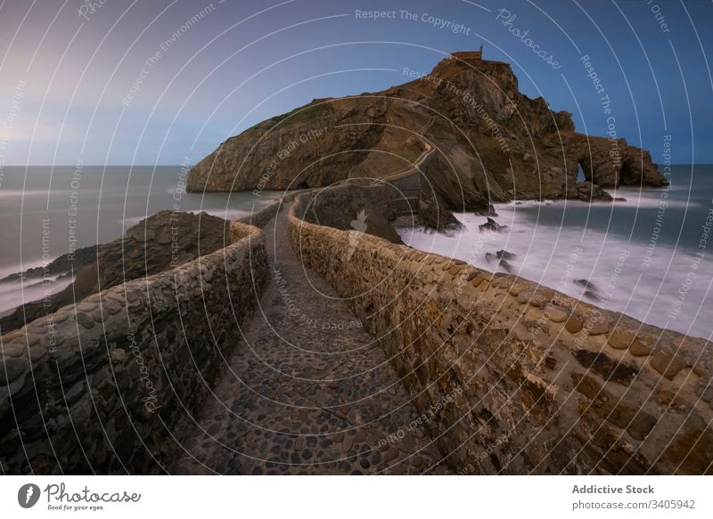 Steinbrücke und felsige Insel im Meer Brücke MEER Natur Wasser reisen Tourismus alt mittelalterlich Spanien San Juan de Gaztelugatxe Straße winken berühmt