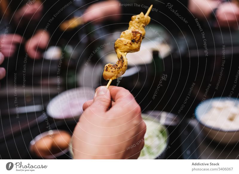 Erntehelfer mit Hühnerspieß Person Spieß Hähnchen Abendessen Lebensmittel Restaurant Speise geschmackvoll Portion versuchen Sie Mahlzeit lecker Snack Küche