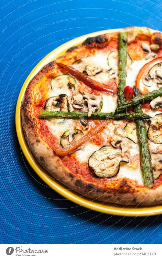 Köstliche vegetarische Pizza auf Teller Vegetarier Café Tisch Tischwäsche Küche Lebensmittel geschmackvoll Mahlzeit Mittagessen lecker Feinschmecker Pizzeria