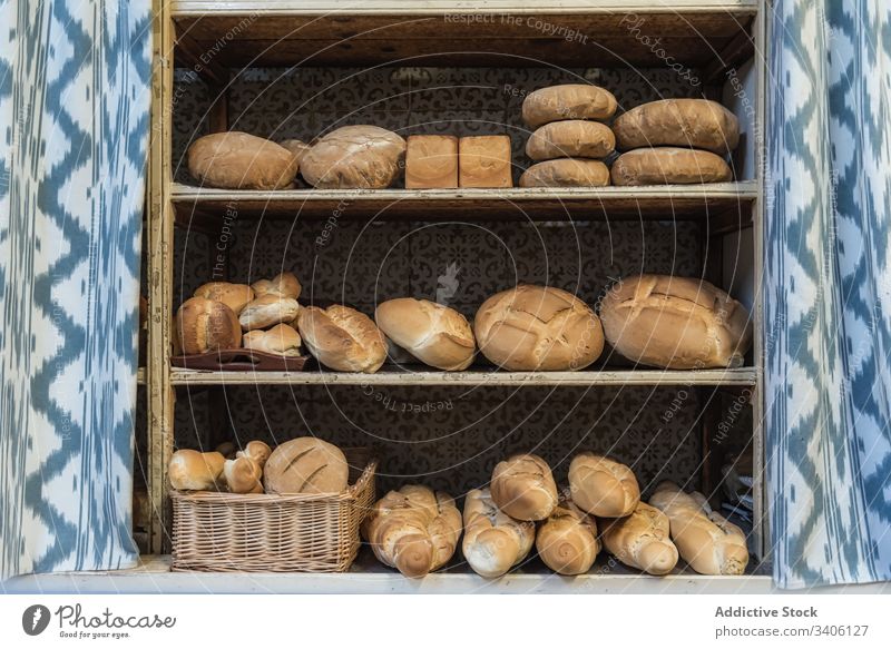 Frisches Brot in den Regalen der Bäckerei verkaufen sortiert frisch Lebensmittel rustikal Brotlaib Gebäck gebacken organisch Ordnung natürlich geschmackvoll