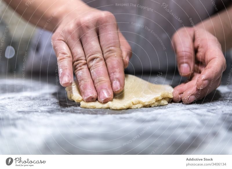 Getreidebäcker, der Marmelade zu Teig rollt Bäcker Teigwaren Koch Gebäck rollen Tisch Mehl Bäckerei Arbeit Küchenchef Lebensmittel vorbereiten frisch