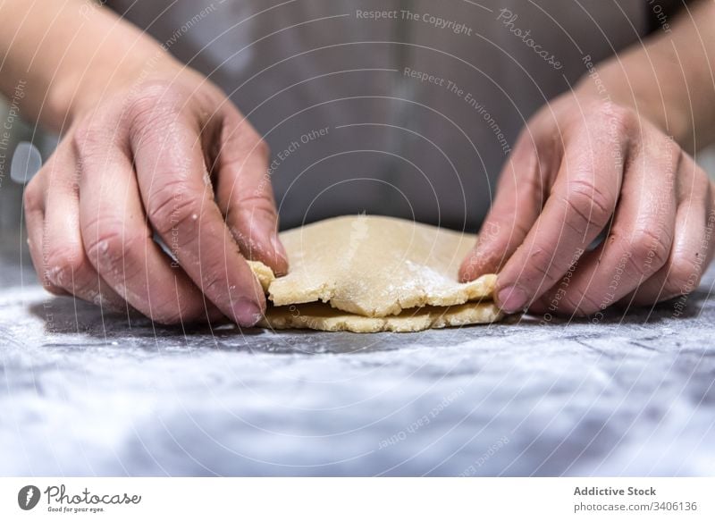 Getreidebäcker, der Marmelade zu Teig rollt Bäcker Teigwaren Koch Gebäck rollen Tisch Mehl Bäckerei Arbeit Küchenchef Lebensmittel vorbereiten frisch