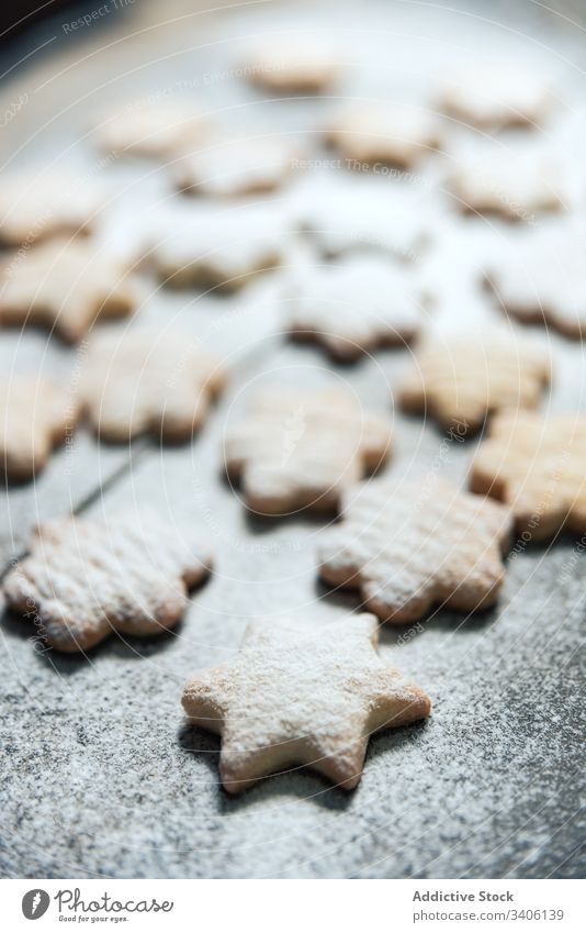 Getreidebäcker, der Kekse auf dem Tisch backt Bäckerei Teigwaren Mehl Koch Werkzeug Gebäck Bestandteil vorbereiten süß Rezept Küche Biskuit Form frisch backen