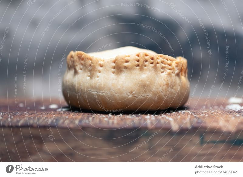 Frische kleine Pastete auf dem Tisch Pasteten Bäckerei frisch Kruste Lebensmittel Gebäck Küche schäbig Koch selbstgemacht lecker Mahlzeit Tradition Teigwaren