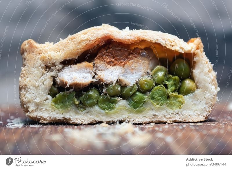 Geschnittene Pastete mit Fleisch und Erbsen Pasteten Tisch Bäckerei geschnitten Hälfte geschmackvoll Lebensmittel Tradition Mahlzeit Küche frisch Snack