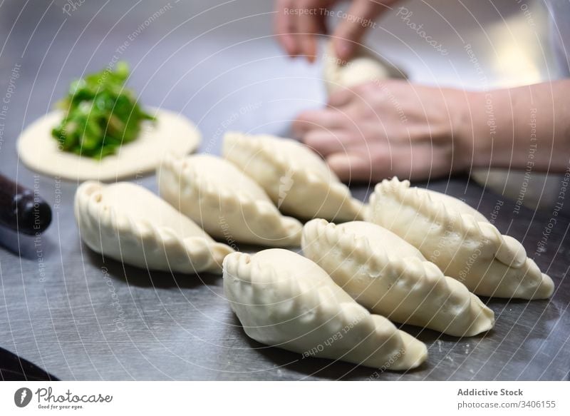 Getreidebäcker bei der Herstellung kleiner Kuchen Bäcker Pasteten Koch Tisch Bäckerei zwicken Kruste Teigwaren Arbeit Küche vorbereiten Lebensmittel frisch