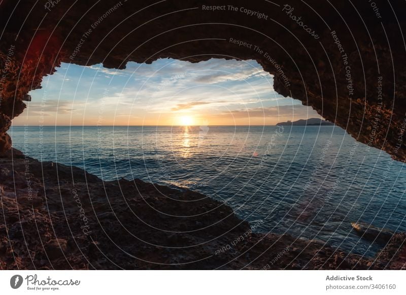 Raue Höhle in Meeresnähe bei Sonnenuntergang MEER Himmel Ufer Eingang rau Mütze des Falken Ibiza Spanien Wasser Natur Küste Landschaft malerisch Felsen Abend