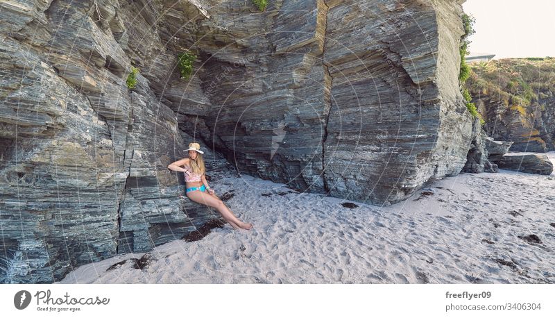 Junge Frau betrachtet eine Höhle aus Felsen in Galicien, Spanien Tourismus wandern Galicia Ribadeo Castros Illas atlantisch Bucht touristisch Kathedralen Klippe