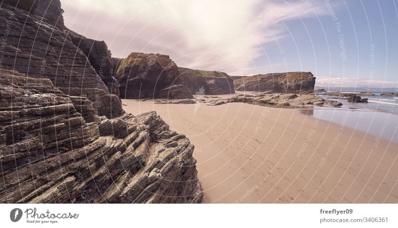 Landschaft eines Strandes mit Felsklippen in Galicien Tourismus wandern Galicia Spanien Ribadeo Castros Illas Felsen atlantisch Bucht touristisch Kathedralen