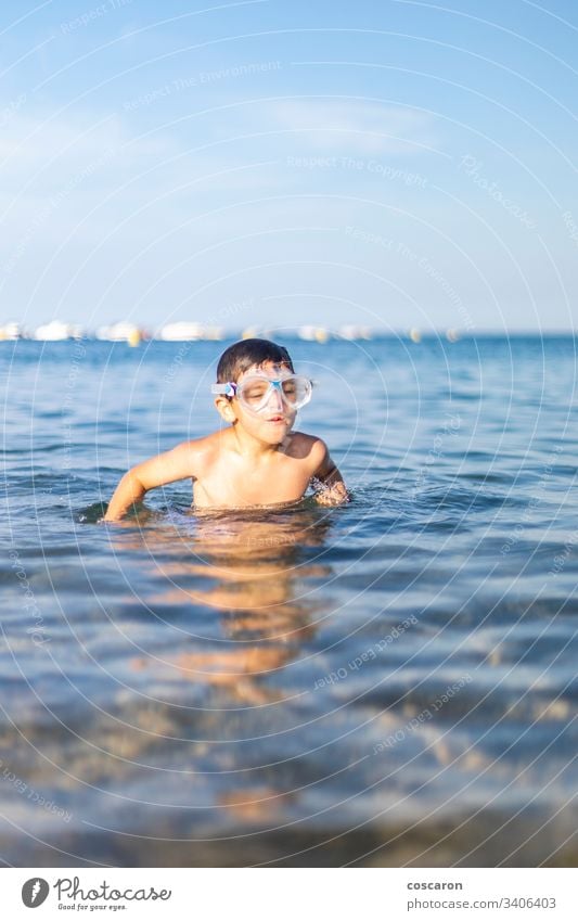 Lustiges Kind mit Taucherbrille am Strand aktiv Aktivität blau Junge heiter Kindheit niedlich Tauchen expressiv Spaß Schutzbrille Fröhlichkeit Glück Feiertag