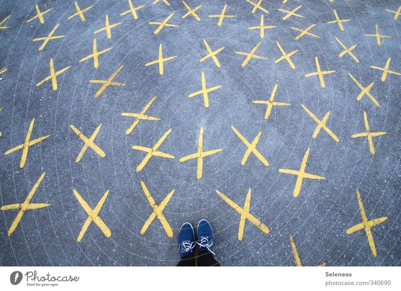 Kreuze machen Mensch Fuß 1 Straße Wege & Pfade Schuhe Stein Zeichen Schriftzeichen wählen stehen viele planen Wissen Wahlen Farbfoto Außenaufnahme Tag