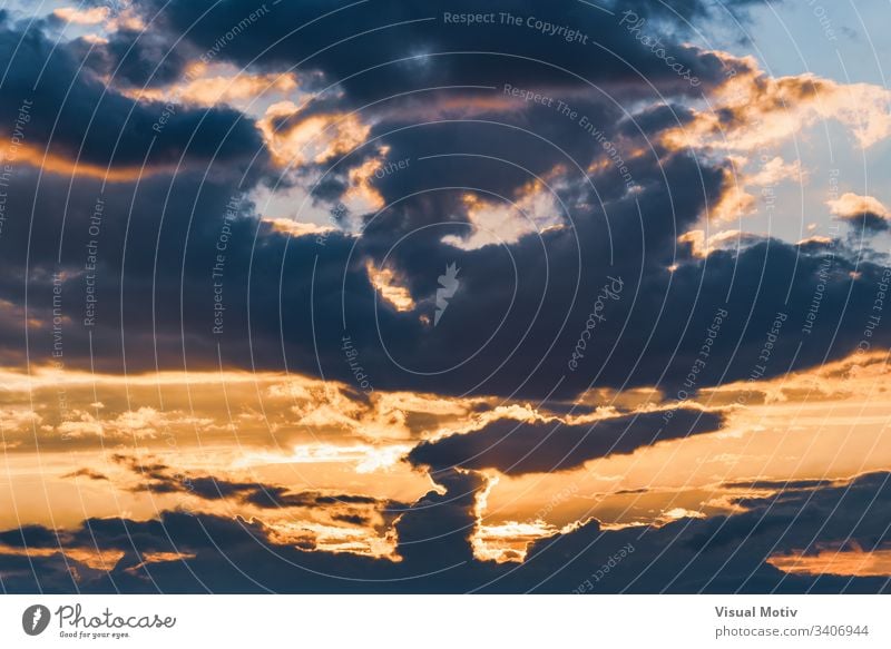 Dramatische Landschaft der letzten Lichter zwischen den Wolken der Dämmerung Air Hintergrund schön Schönheit blau hell übersichtlich Klima Cloud