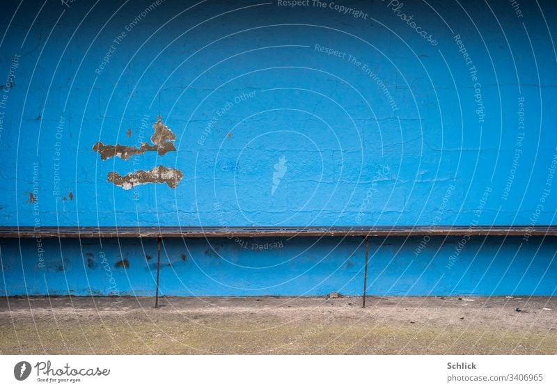 Bushaltestelle, Buswartehäuschen innen blaue Wand und einfache Bank Wartehäuschen innenliegend leer niemand Wartehalle Textfreiraum copyspace Mauer Holz